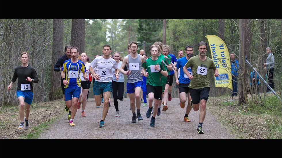Starten har gått i Ulsrudvann Rundt. (Foto: Per Inge Østmoen)