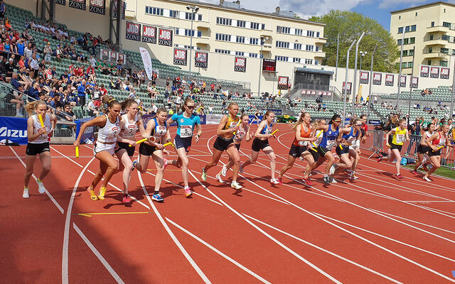 Tjalve var favoritter på kvinnesiden, og Ullensaker/Kisa to revansje fra i fjor. Her fra kvinnenes start. (Foto: Runar Gilberg)
