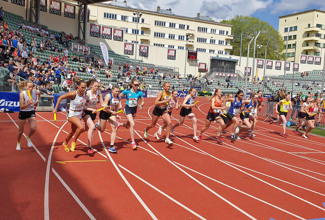 Tjalve var favoritter på kvinnesiden, og Ullensaker/Kisa fikk revansje fra i fjor. Her fra kvinnenes start. (Foto: Runar Gilberg)
