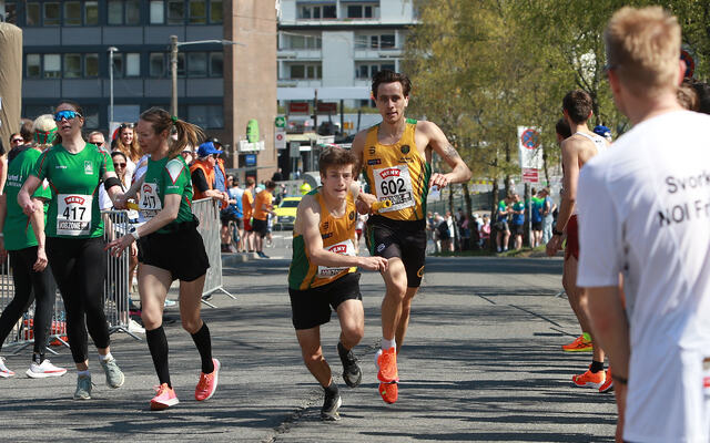 Ull-Kisa veksler som nummer 1. Nummer 1 var de også i mål og vant dermed herrenes eliteklasse i år. (Foto: Kjell Vigestad)