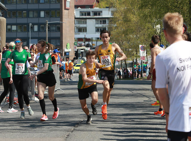 Ull-Kisa veksler som nummer 1. Nummer 1 var de også i mål og vant dermed herrenes eliteklasse i år. (Foto: Kjell Vigestad)