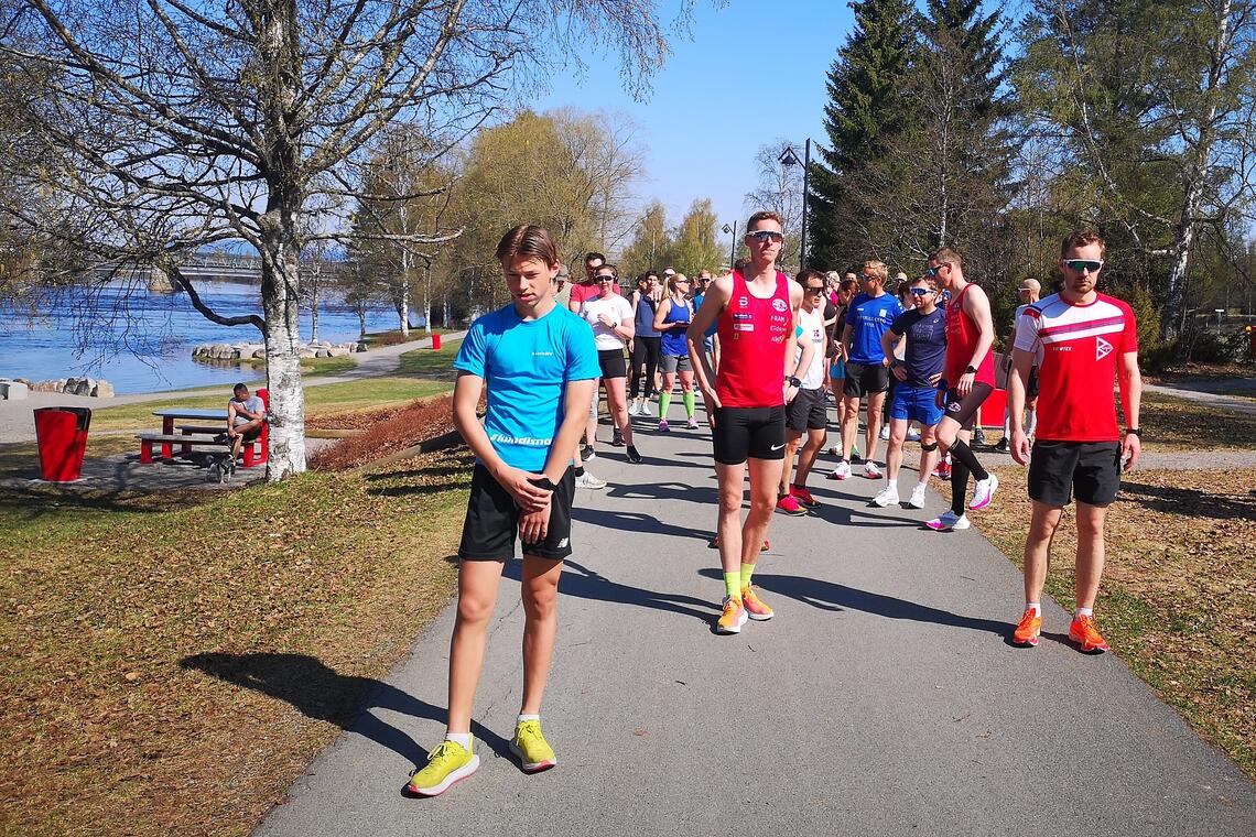 Fra starten i Leiret med Lucas Berge (fra venstre), Magnus Torp Antonsen og Torje Sandaker Syslak med beste startspor. (Foto: Rolf Bakken)