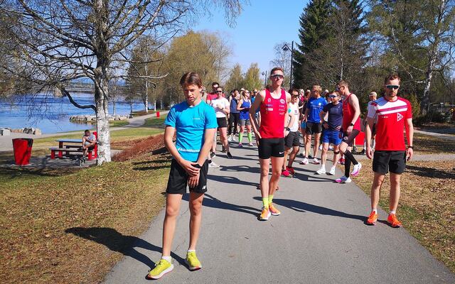 Fra starten i Leiret med Lucas Berge (fra venstre), Magnus Torp Antonsen og Torje Sandaker Syslak med beste startspor. (Foto: Rolf Bakken)