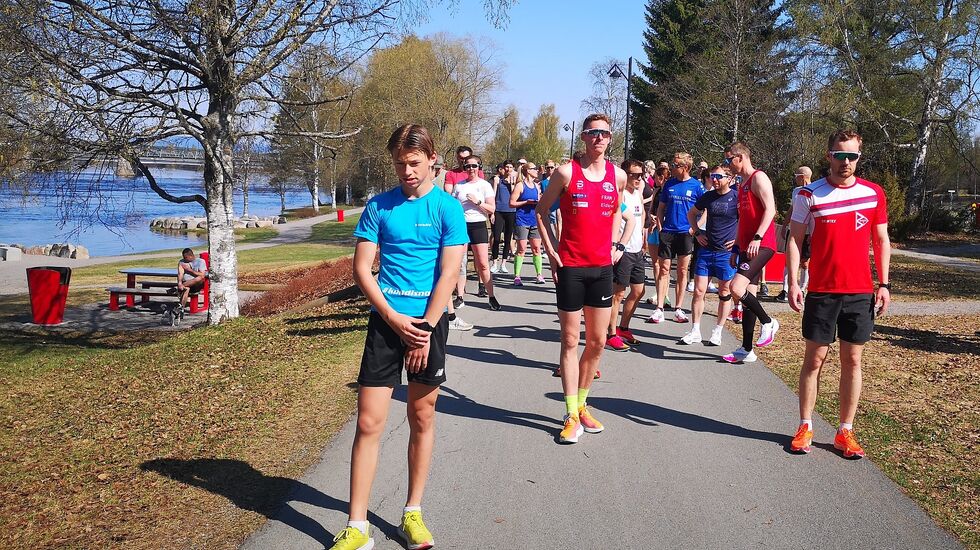 Fra starten i Leiret med Lucas Berge (fra venstre), Magnus Torp Antonsen og Torje Sandaker Syslak med beste startspor. (Foto: Rolf Bakken)