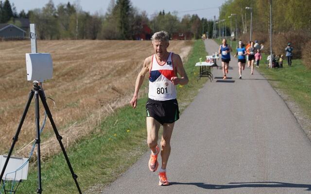 Kolbjørn Hjertvik imponerte på 5 kilometer. 72 år og 20.15 i løpeskoene. Dagens beste prestasjon. (Foto: Bjørn Hytjanstorp)