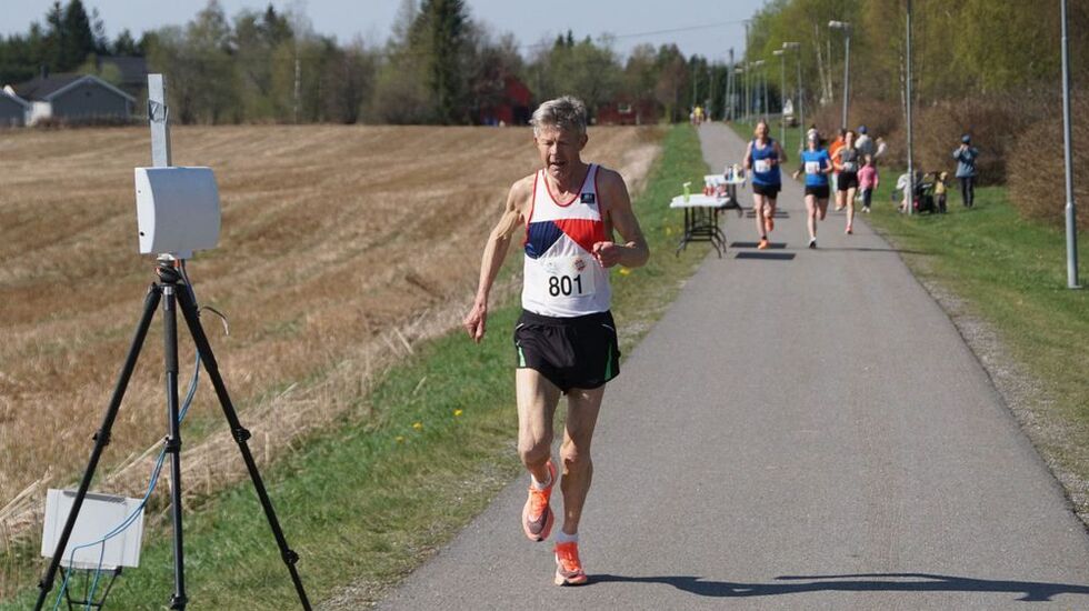 Kolbjørn Hjertvik imponerte på 5 kilometer. 72 år og 20.15 i løpeskoene. Dagens beste prestasjon. (Foto: Bjørn Hytjanstorp)