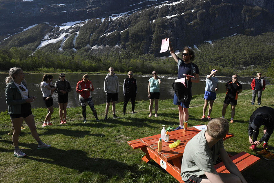 Petter Bjørnbakk orienterer her om løypa for Sunndal maraton som går i idylliske omgivelser ved start langs elva.