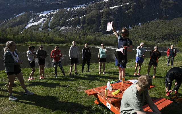 Petter Bjørnbakk orienterer her om løypa for Sunndal maraton som går i idylliske omgivelser ved start langs elva.