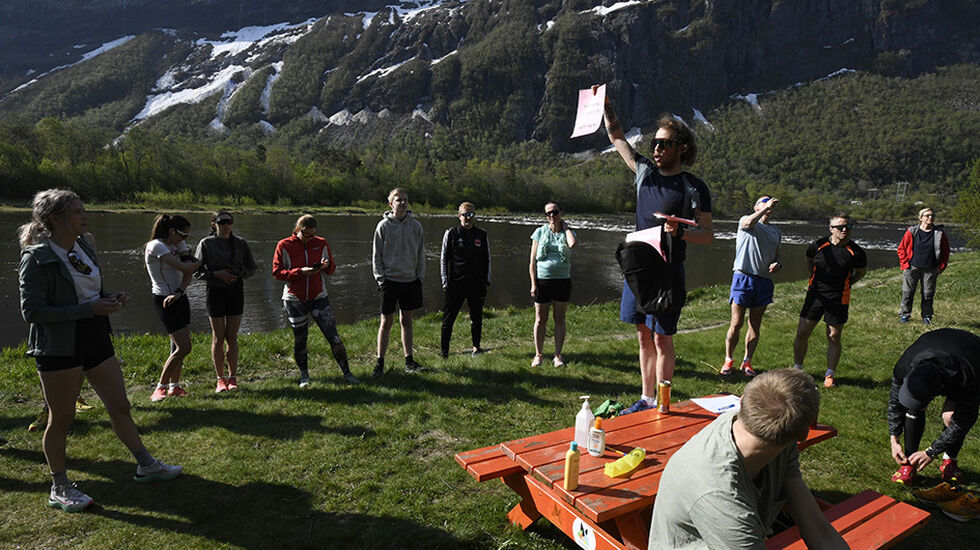 Petter Bjørnbakk orienterer her om løypa for Sunndal maraton som går i idylliske omgivelser ved start langs elva.