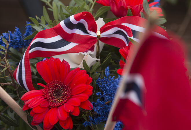 17. maidekorasjon med blomar og flagg