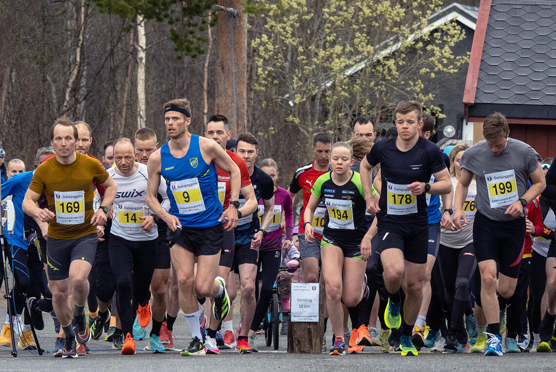 Starten går for 16. mai-joggen 2023. Vinner av 10 km med startnr. 9 og vinnere av 5 km Vårin Olsen (194) og Jardar Olsen (178) (Foto: Finn Hågen Krogh)
