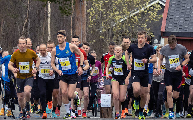 Starten går for 16. mai-joggen 2023. Vinner av 10 km med startnr. 9 og vinnere av 5 km Vårin Olsen (194) og Jardar Olsen (178) (Foto: Finn Hågen Krogh)