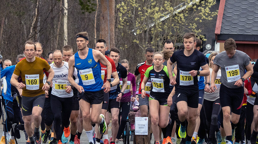 Starten går for 16. mai-joggen 2023. Vinner av 10 km med startnr. 9 og vinnere av 5 km Vårin Olsen (194) og Jardar Olsen (178) (Foto: Finn Hågen Krogh)