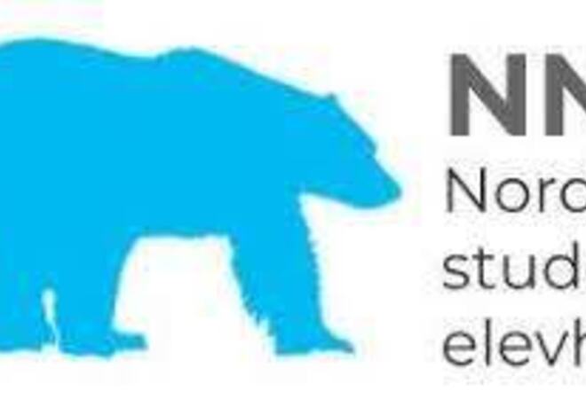 På bildet ser man en blå isbjørn og til høyre for isbjørnen står det en tekst, NNSE Nordnorsk student og elevhjem