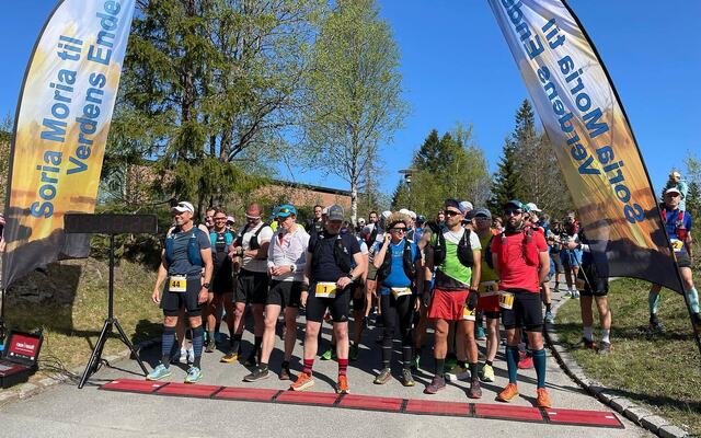 60 løpere på start 100 miles ved Soria Moria i strålende maivær lørdag morgen. (Arrangørfoto)