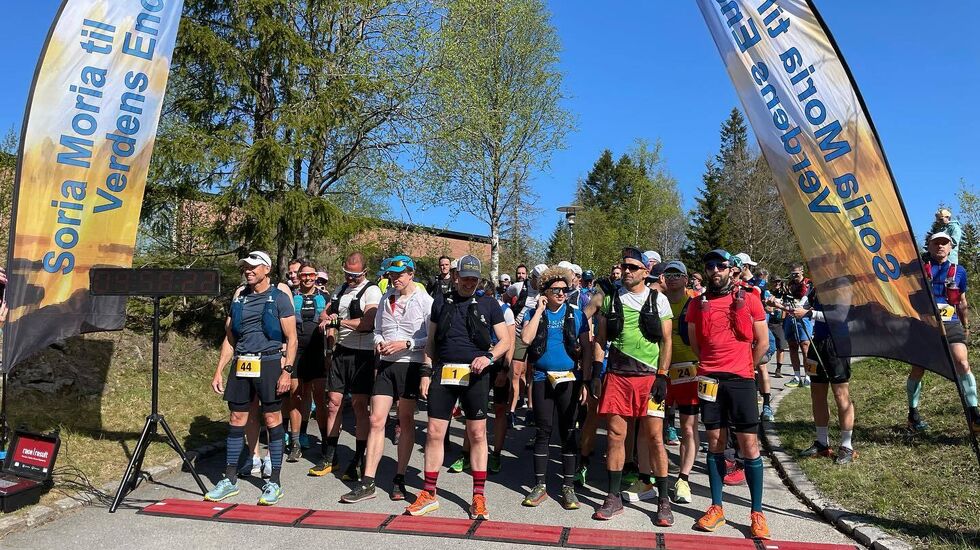 60 løpere på start 100 miles ved Soria Moria i strålende maivær lørdag morgen. (Arrangørfoto)