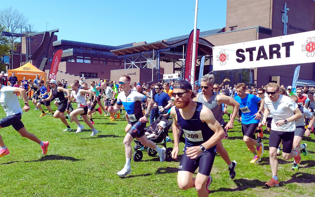 Startfeltet på 10 km. (Foto: Roger Christiansen)