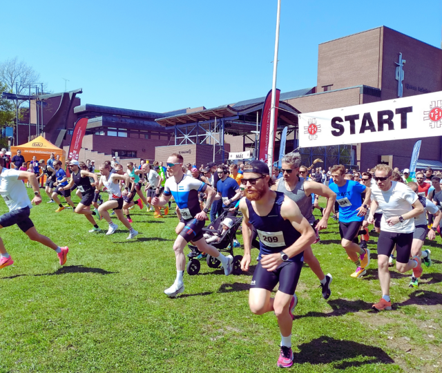 Startfeltet på 10 km. (Foto: Roger Christiansen)