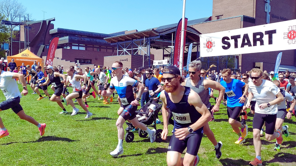 Startfeltet på 10 km. (Foto: Roger Christiansen)