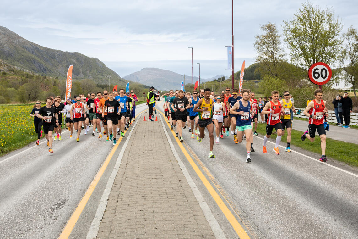 Rekordantallet 104 løpere stilte til start på 10 km. (Foto: Janne Helen Moen)
