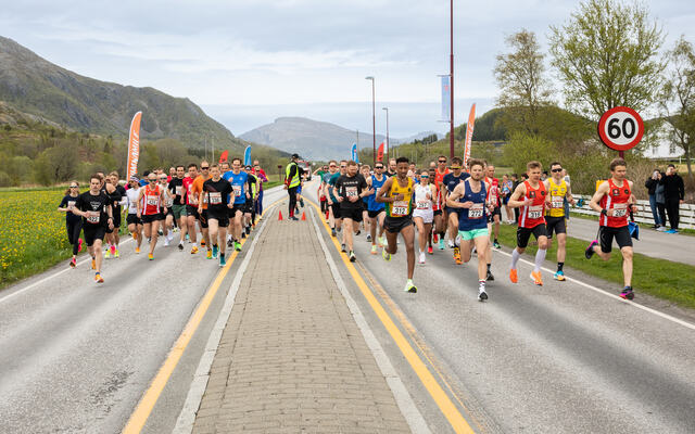 Rekordantallet 104 løpere stilte til start på 10 km. (Foto: Janne Helen Moen)