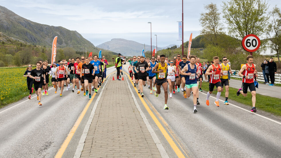 Rekordantallet 104 løpere stilte til start på 10 km. (Foto: Janne Helen Moen)