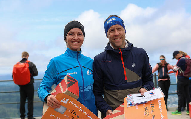 Anita Iversen Lilleskare og Stian Angermund kunne motta vinnerpremiene for den nye trail-løypen opp til Ulriken. (Alle foto: Arne Dag Myking)