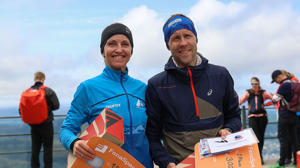 Anita Iversen Lilleskare og Stian Angermund kunne motta vinnerpremiene for den nye trail-løypen opp til Ulriken. (Alle foto: Arne Dag Myking)