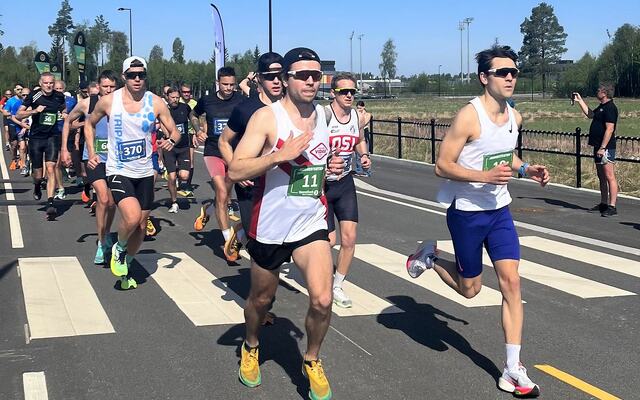 Fellesstarten har gått for begge distanser i den vel tre km lange runden som skulle løpes en eller drøyt tre ganger. I midten begge totalvinnere Martin Stray Egeberg (3 km) med David Stefan Rieger (10 km) rett bak. (Foto: Ull/Kisa Friidrett)