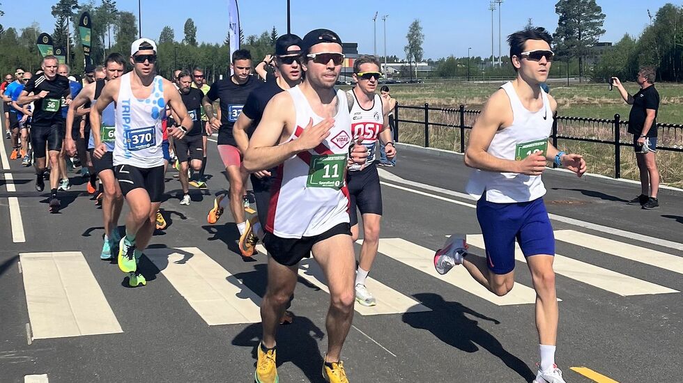 Fellesstarten har gått for begge distanser i den vel tre km lange runden som skulle løpes en eller drøyt tre ganger. I midten begge totalvinnere Martin Stray Egeberg (3 km) med David Stefan Rieger (10 km) rett bak. (Foto: Ull/Kisa Friidrett)