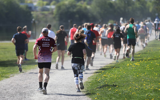 Det var varmt og godt vær under helgens NM i halvmaraton i Skien. Litt FOR varmt var det nok noen som synes. (Foto: Birte Ulveseth)