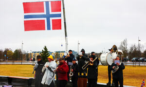 Aronnes Janitsjarm foran flagg