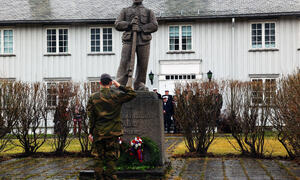 Altagård - hilsen  foran statue