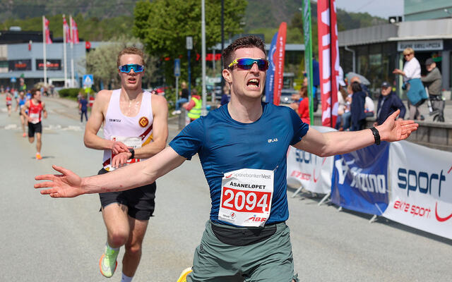 Callum Smith spurter i fra Christopher Bergsagel Wiggen rett før målpassering i Åsane Senter. (Alle foto: Arne Dag Myking)