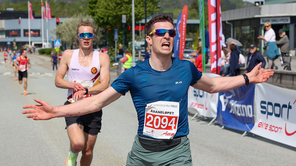 Callum Smith tar spurtseieren i Åsaneløpet