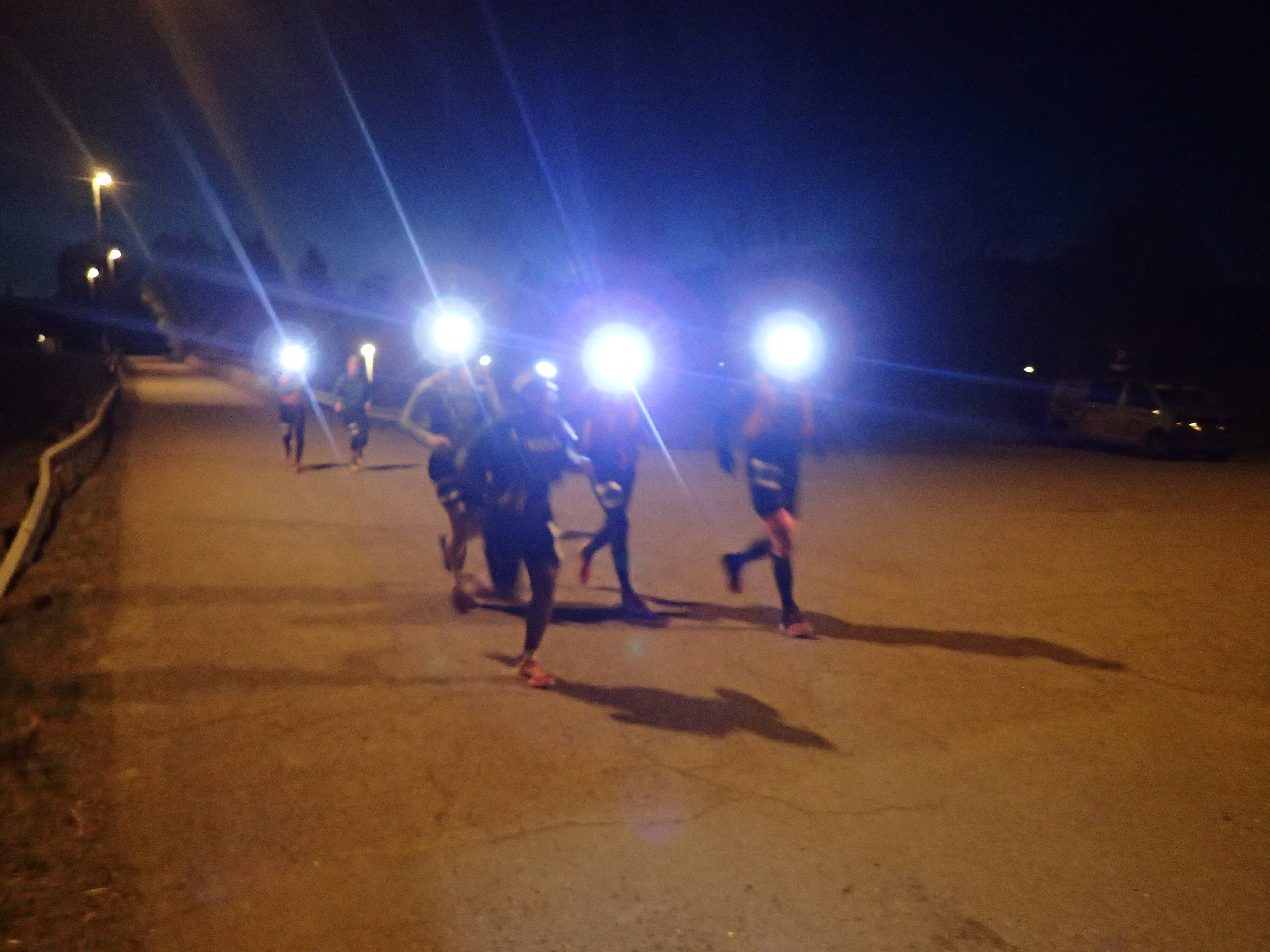 P5213212 Løpere i natten ved Gullaug.JPG