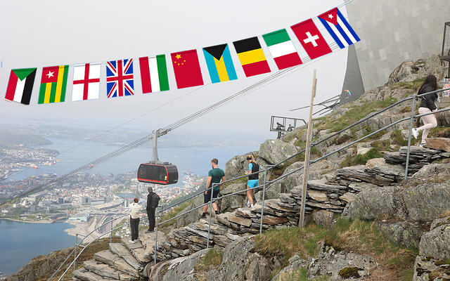Ulriksbanens øvre stasjon med utsikten mot sentrum av Bergen. (Foto/montasje: Arne Dag Myking/iStock_almoond)
