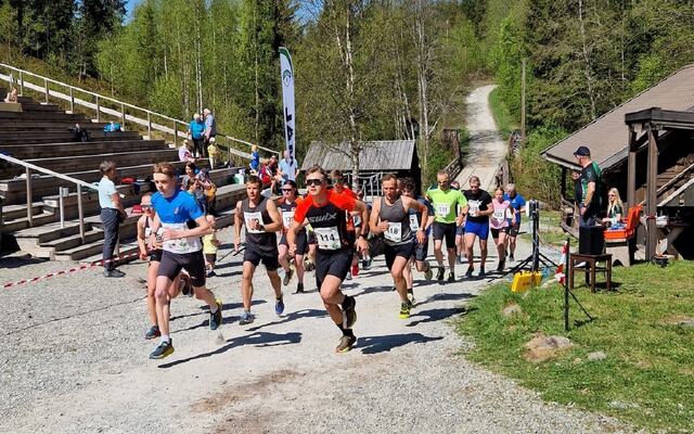 22 løpere legger ut på 10 km i det varierte terrenget fra Kvennstugua i Vallset. (Foto fra løpets facebookside)