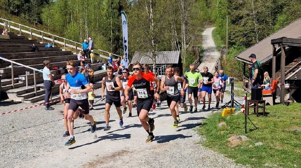 22 løpere legger ut på 10 km i det varierte terrenget fra Kvennstugua i Vallset. (Foto fra løpets facebookside)