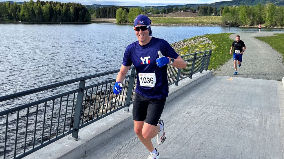 Tines egen løpende maskot, Arild Dahl, satte lyd og farge på Mjøsparkløpet. (Foto: På-Erik Langøigjelten)