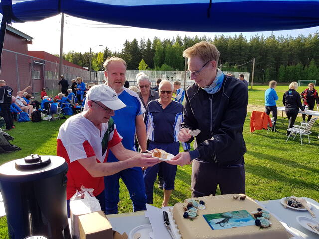 Kartverket spanderte bursdagskake til alle i anledning at de er 250 år i år. (Foto: Stein Arne Negård)