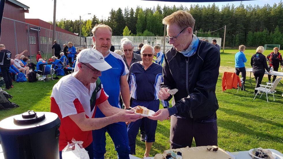Kartverket spanderte bursdagskake til alle i anledning at de er 250 år i år. (Foto: Stein Arne Negård)
