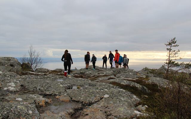 Med storslått utsyn over Trondheimsfjorden etter unnagjort opptur. (Foto: Anita Fløan)