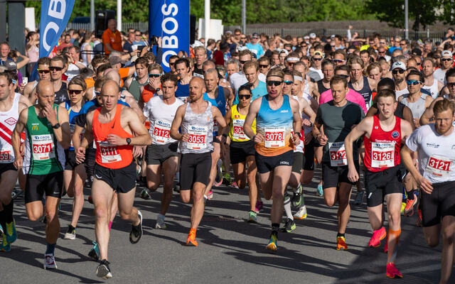 Fra starten for første pulje på 10 km fra Telenor Arena. (Foto: Samuel Hafsahl)