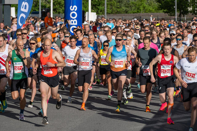 Fra starten for første pulje på 10 km fra Telenor Arena. (Foto: Samuel Hafsahl)