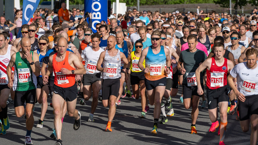 Fra starten for første pulje på 10 km fra Telenor Arena. (Foto: Samuel Hafsahl)