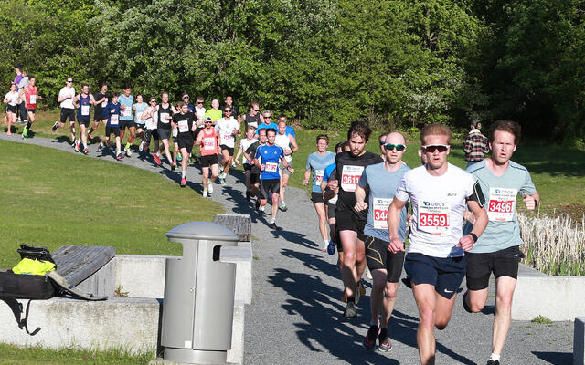 Pulje 1 passerer 4 kilometer under Fornebuløpet onsdag 24. mai. Se Kondis´ bildegalleri. (Foto: Kjell Vigestad)