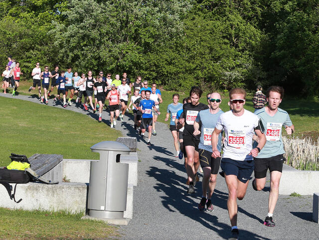 Pulje 1 passerer 4 kilometer under Fornebuløpet onsdag 24. mai. Se Kondis´ bildegalleri. (Foto: Kjell Vigestad)
