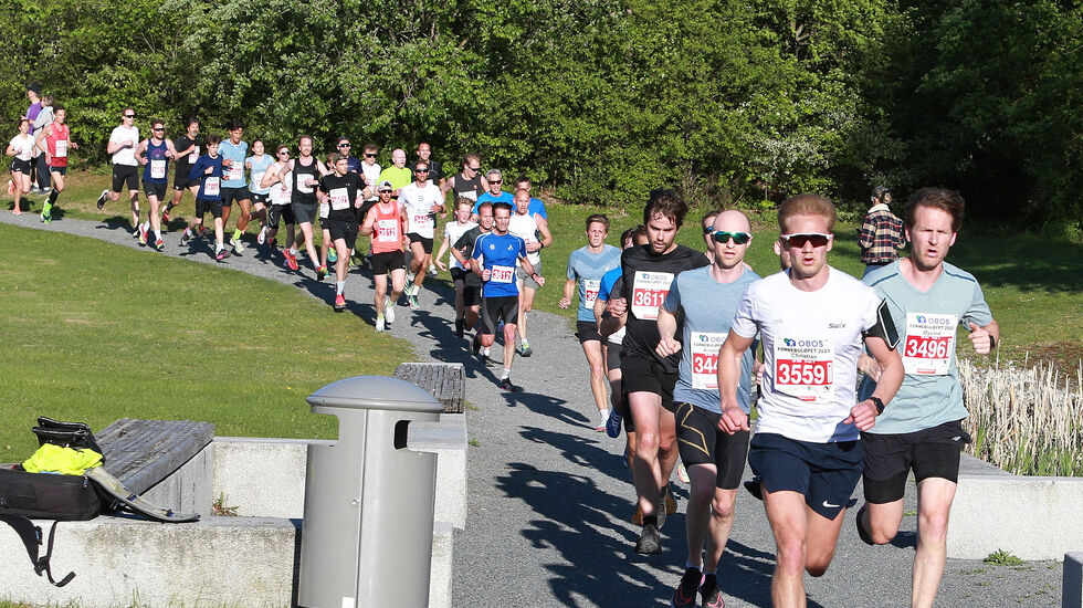 Pulje 1 passerer 4 kilometer under Fornebuløpet onsdag 24. mai. Se Kondis´ bildegalleri. (Foto: Kjell Vigestad)