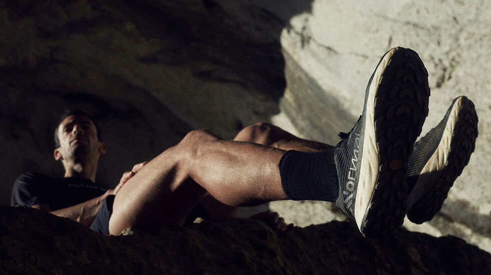 Den verdenskjente fjellklatreren og løpestjernen Kilian Jornet har gått sammen med den spanske familieeide skoprodusenten Camper. Sammen har de skapt NNormal: Et helt nytt merke som har blitt testet i Norge og designet på Mallorca. (Foto: NNormal)